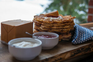 Hjertevafler med brunost, rømme og syltetøy