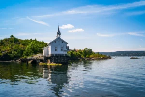 Bilde av kirke på Heggholmen i Oslofjorden. Bilder er tatt fra vannet.