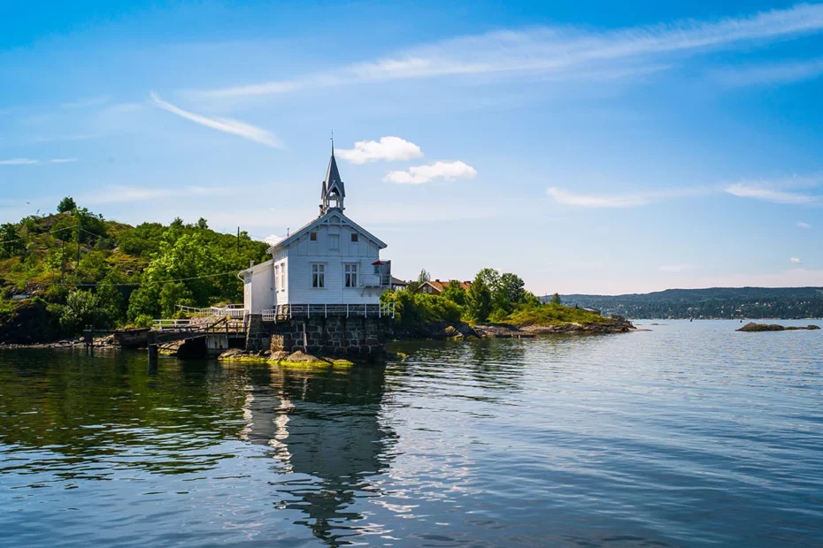 Bilde av kirke på Heggholmen i Oslofjorden. Bilder er tatt fra vannet.