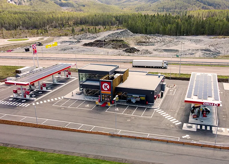 Circle K Kongsbergporten, Kongsberg, Norge. Bilde tatt ovenfra og viser elektriske ladestasjoner til venstre og vanlig drivstoff til høyre.