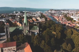 Utsikt over Trondheim med Nidarosdomen og Bakklandet