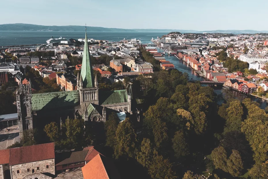 Utsikt over Trondheim med Nidarosdomen og Bakklandet