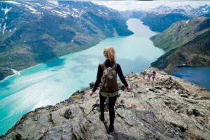 Kvinne på tur ved Preikestolen