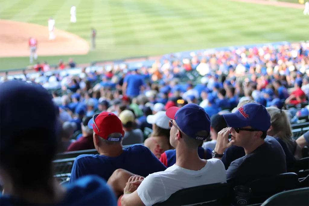 Mennesker som ser på live baseball