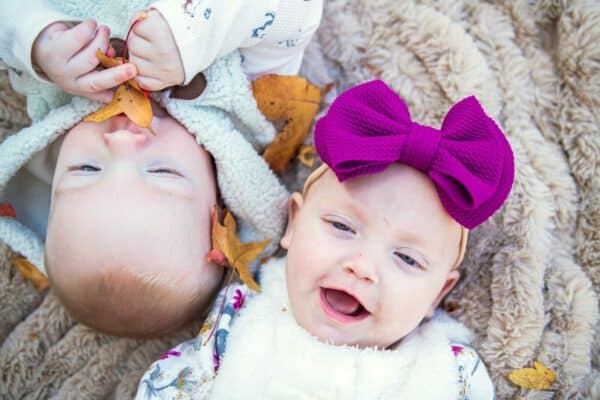 To babyer illustrerer de mest populære babynavnene i Norge i 2026