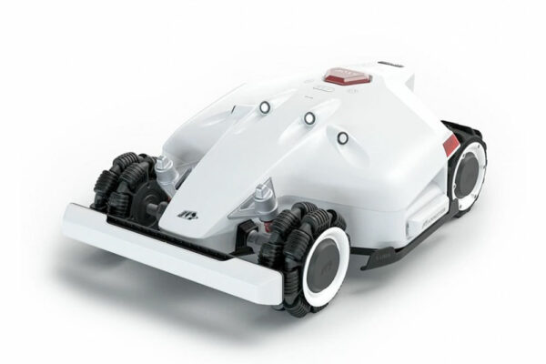 Mammotion Luba AWD 5000 robotgressklipper med hvit design og kraftige hjul.