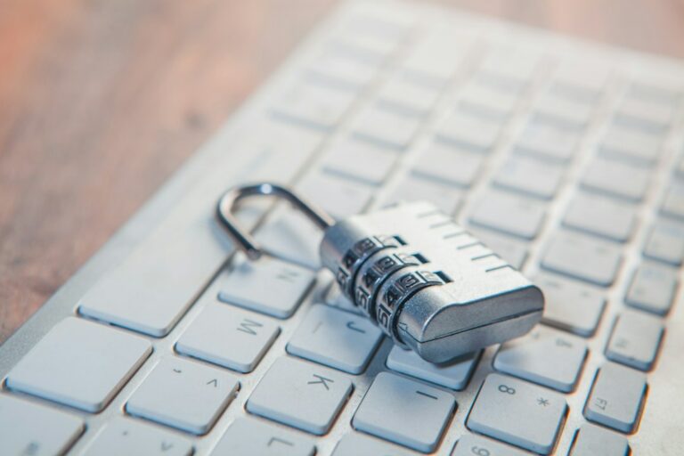 Et kombinasjonslås ligger på tastaturet til en bærbar PC