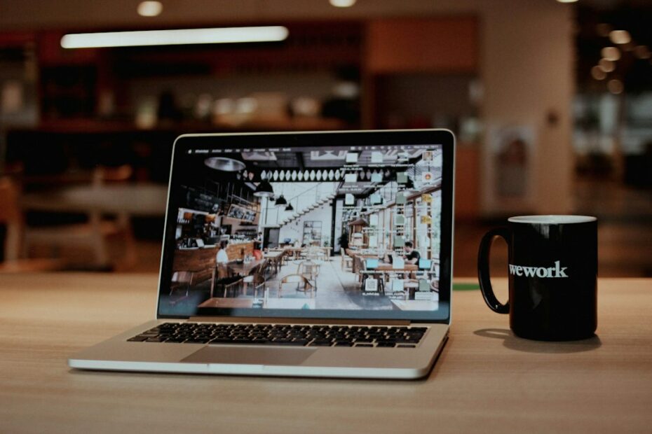 Bærbar PC på et bord ved siden av en kaffekopp