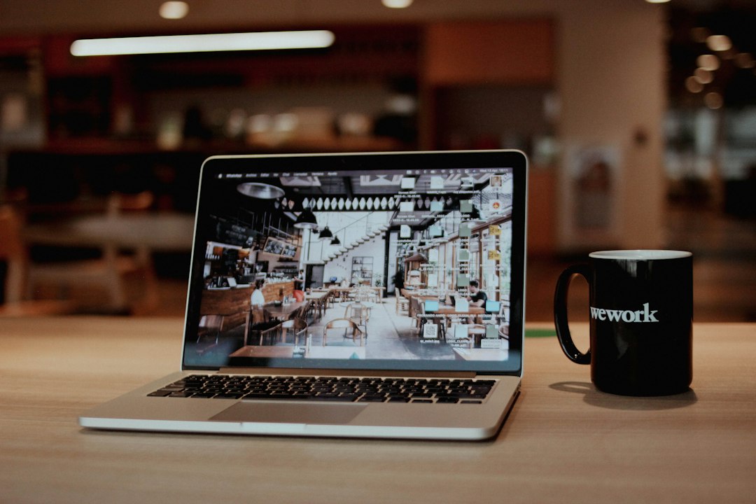 Bærbar PC på et bord ved siden av en kaffekopp