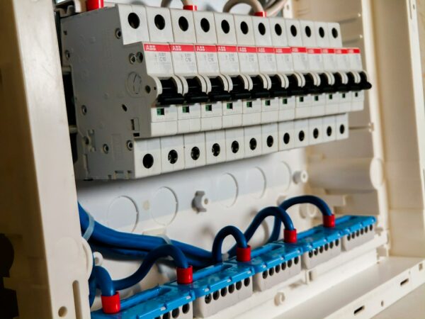 Hvite automatsikringer i et sikringsskap