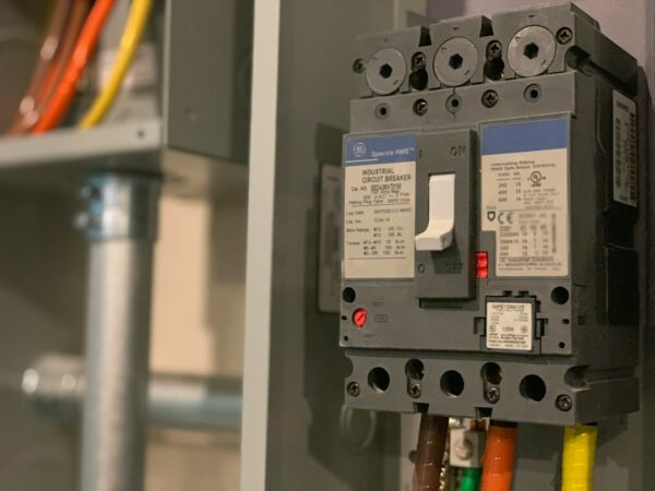 Elektriker arbeider ved sikringsskapet i en norsk bolig