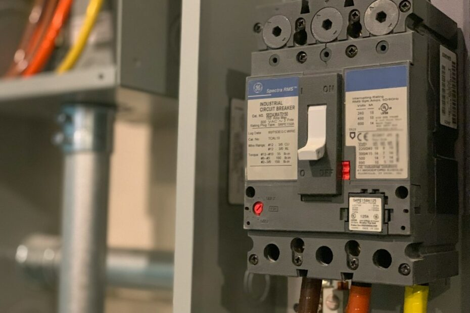 Elektriker arbeider ved sikringsskapet i en norsk bolig