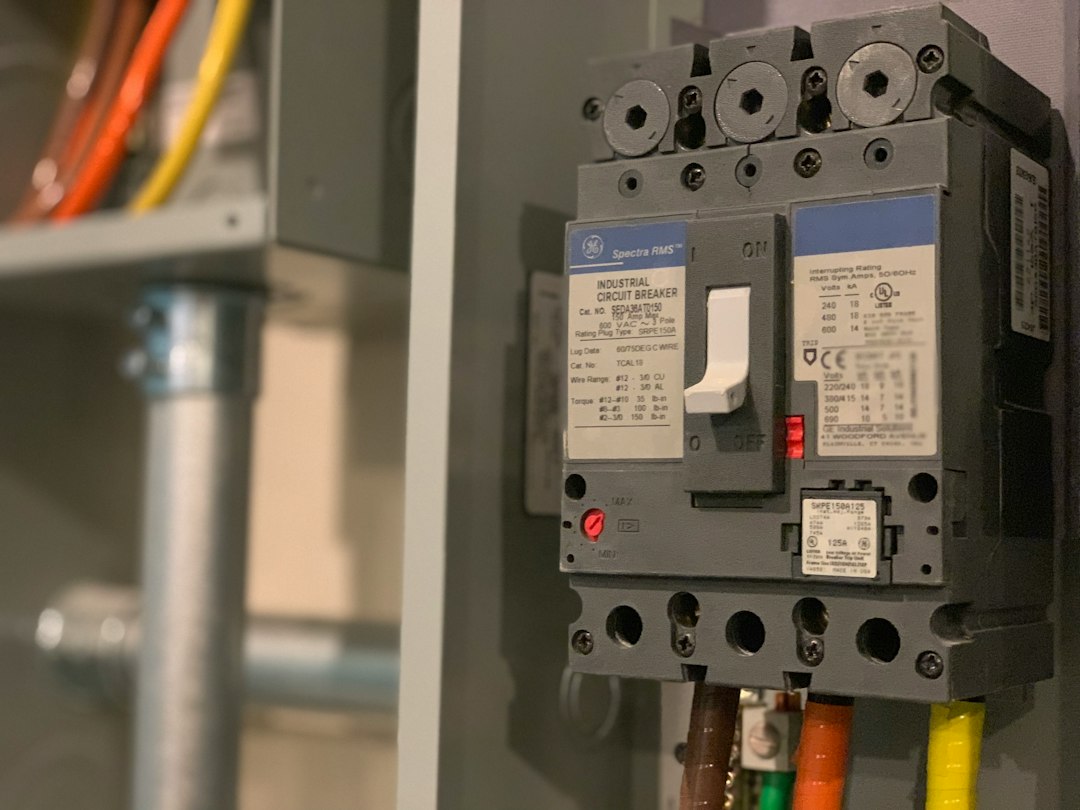 Elektriker arbeider ved sikringsskapet i en norsk bolig