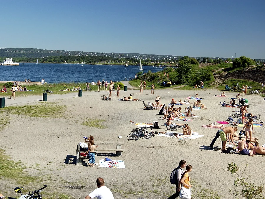 Mennesker som soler seg på Huk strand i Oslo.