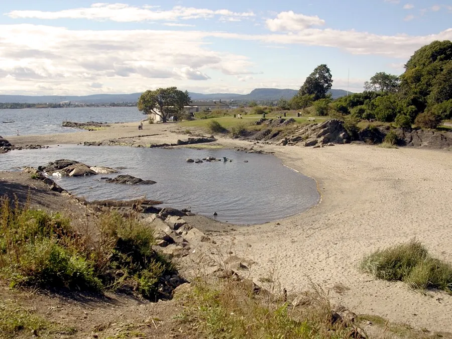 Huk strand en folktom dag.