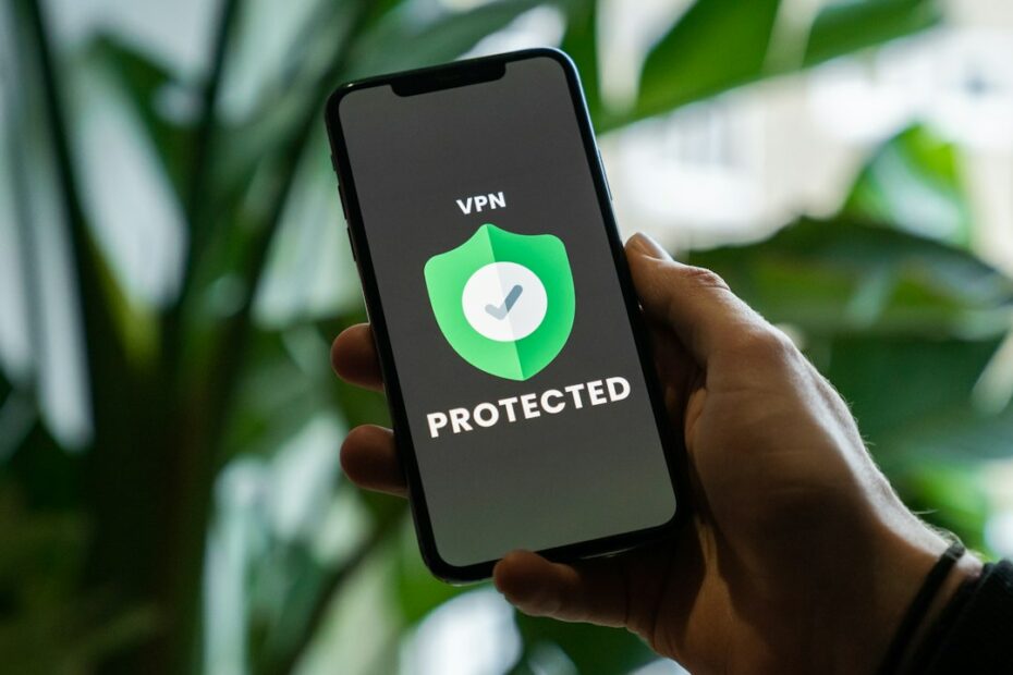 Bærbar datamaskin og mobiltelefon på et skrivebord, som illustrerer bruk av VPN for bedre personvern på nettet