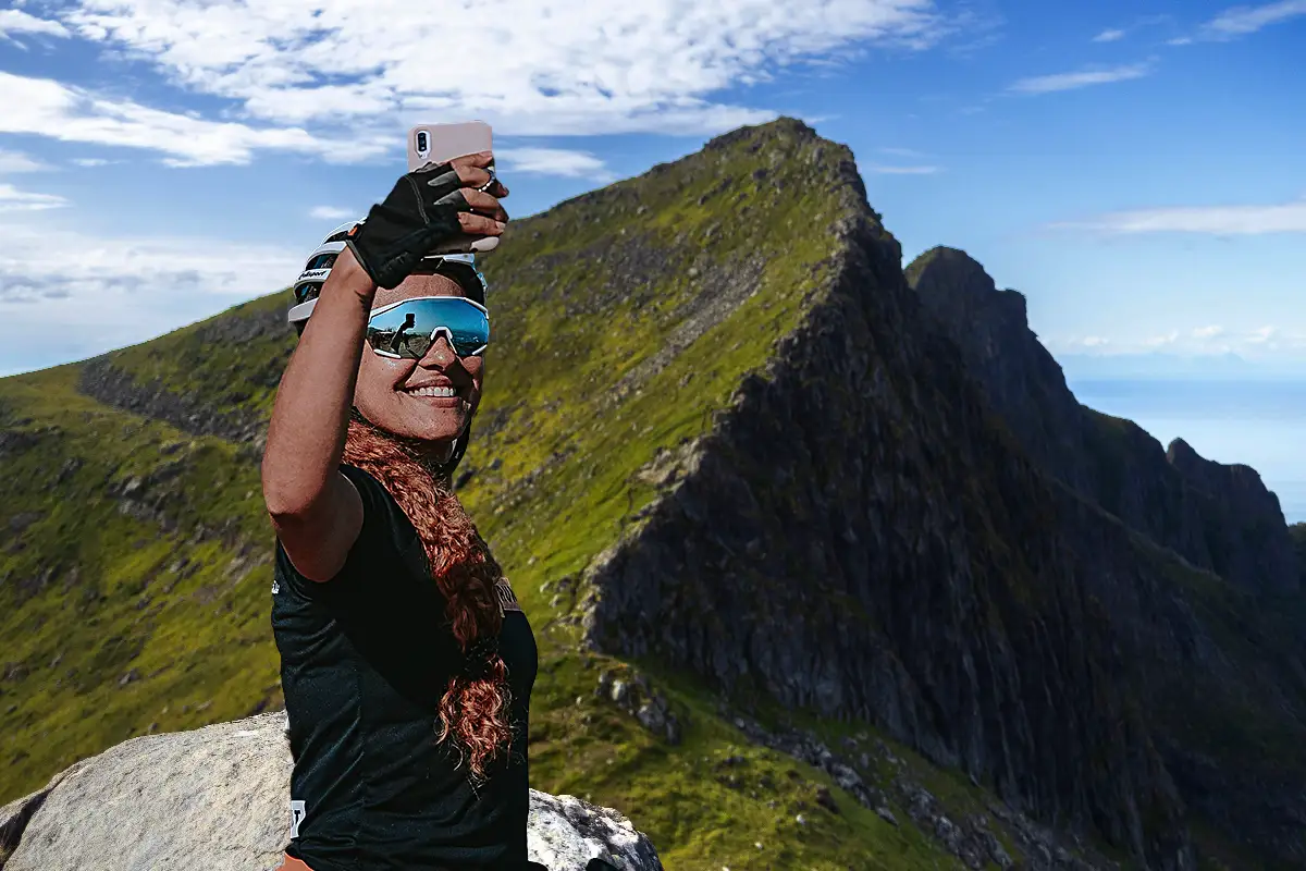 Syklist som tar en selfie på fjellet, med raske briller på.