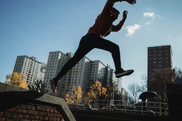 Mann som utøver parkour i bymiljø.