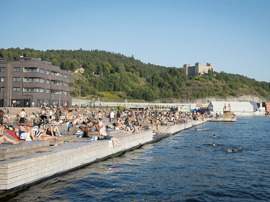 Sørenga sjøbad med containerhavnen i bakgrunnen.