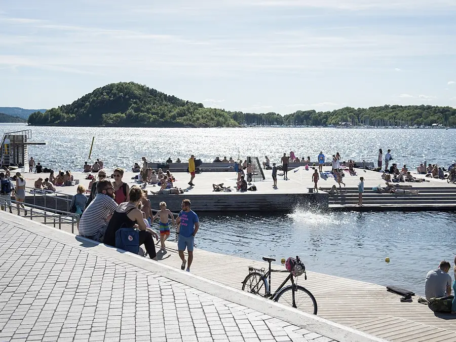 Sørenga sjøbad med Hovedøya i bakgrunnen