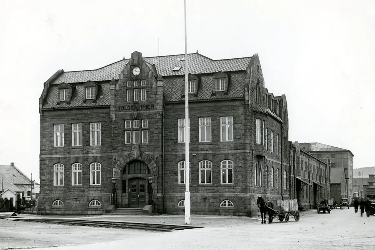 Historisk foto av Tollboden på Brattørkaia i Trondheim