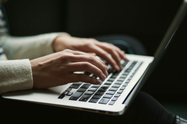 Person som bruker laptop